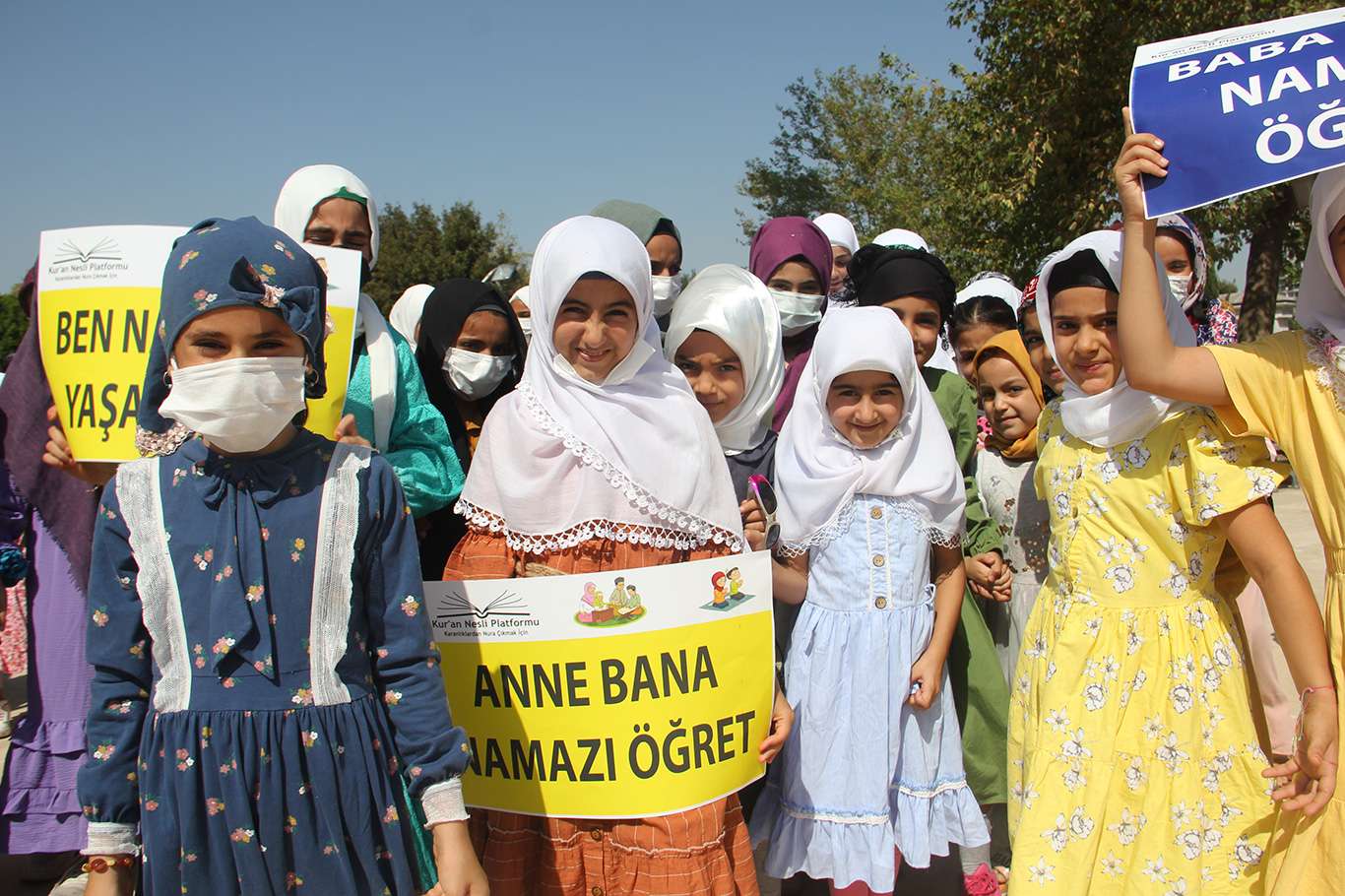 Adana'da yüzlerce çocuk "Hayat Namazla Güzeldir" etkinliğine katıldı